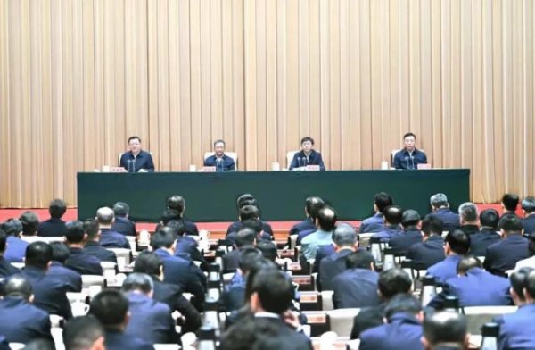 金多多配资 内蒙古自治区召开全区领导干部会议，黄建发宣布中央决定，孙绍骋主持并讲话，王伟中包钢讲话