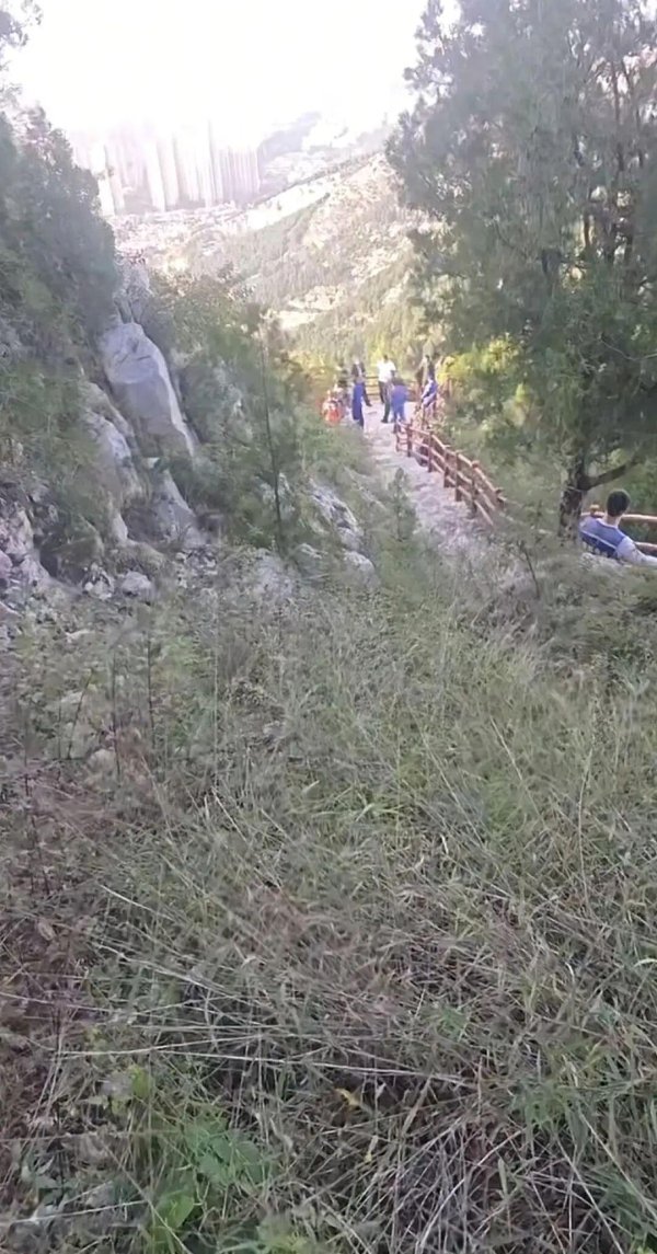 卓越汇 济南29岁失踪男子遗体在玉函山悬崖被驴友发现：或是天黑迷路后失足，遗体距家仅2公里；家属当场失声痛哭